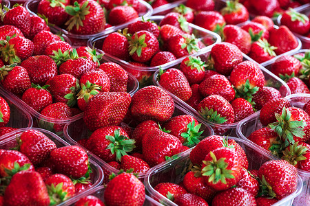 市场上塑料容器中的草莓图片
