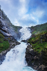 挪威弗拉姆至迈尔达尔弗拉姆斯巴纳铁路线旁的克约斯福森瀑布图片
