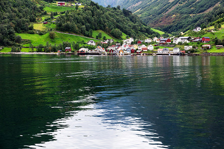 挪威诺维吉亚教区一个小城镇的反射图片