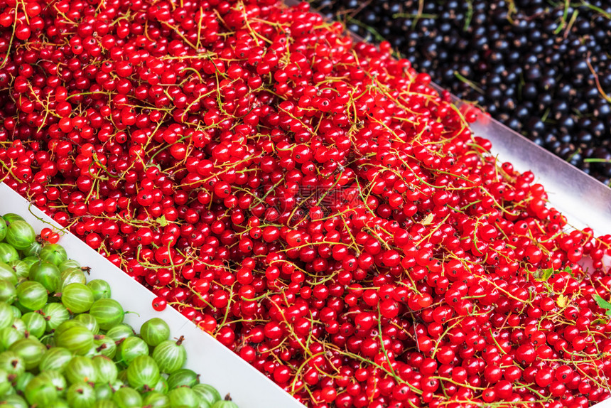 红发和黑花草市场中的鹅莓图片