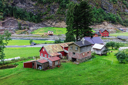 idyllicfjord风景与房屋在挪威图片