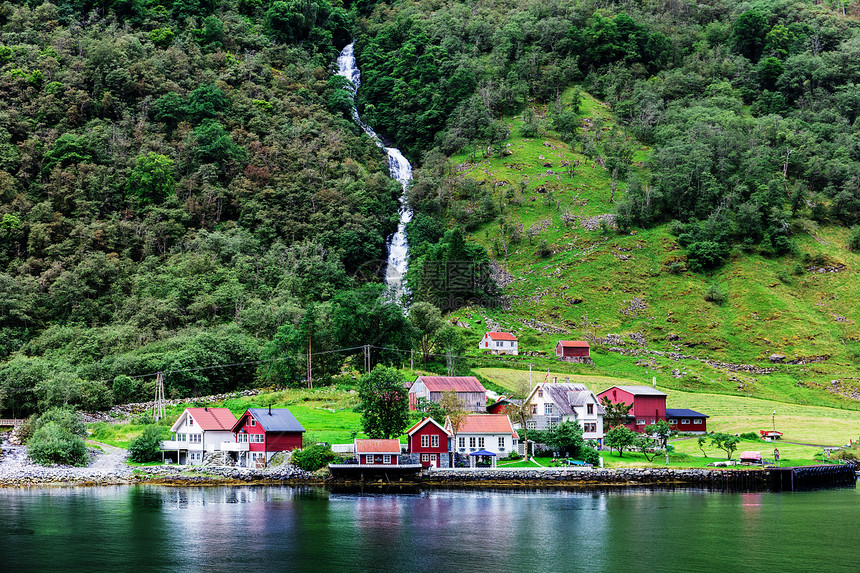 挪威诺维吉亚费奥德的一个小城镇反射图片