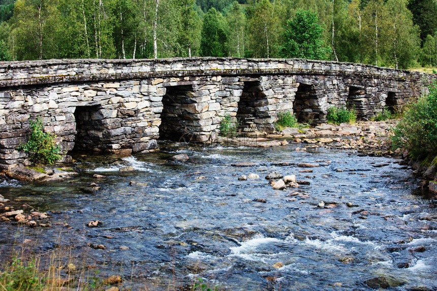 挪威河上美丽的老桥图片