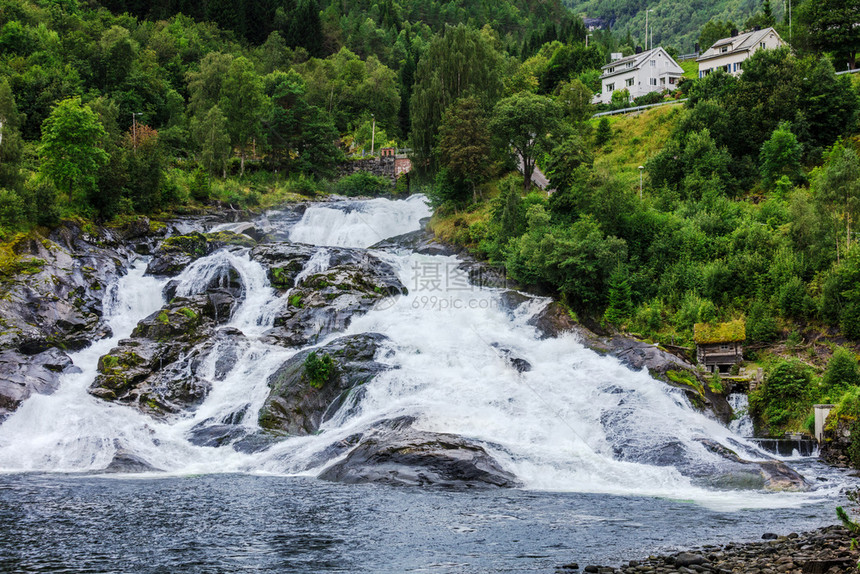 Hellesylt村Geirangerjord地区的Hellesyltfossen瀑布图片