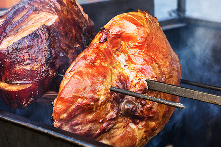 解放碑好吃街美味的猪肉火腿在露天炉上煮熟街的食物背景