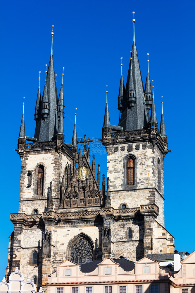 捷克布拉格的犹太教堂阳光明媚的一天图片