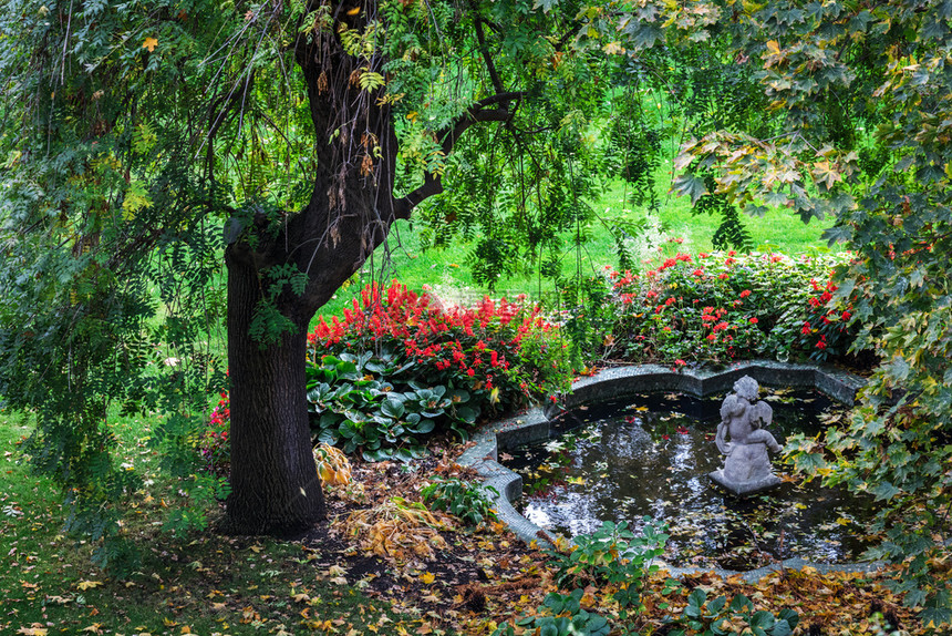 秋天在旧欧洲城公园的古老美丽喷泉图片