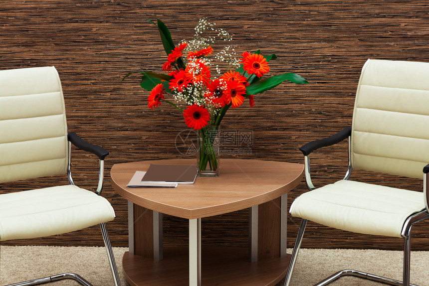 现代办公室桌上的花束图片
