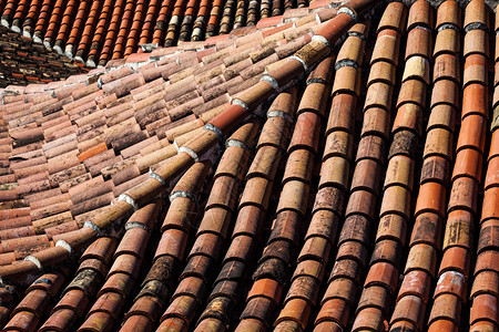 城市中美丽的瓷砖屋顶图片