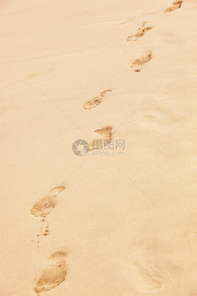 沙滩上赤脚的痕迹图片