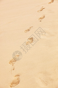 沙滩上赤脚的痕迹图片