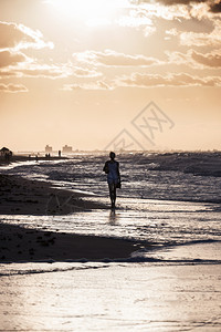 女孩在海滩日落背景图片