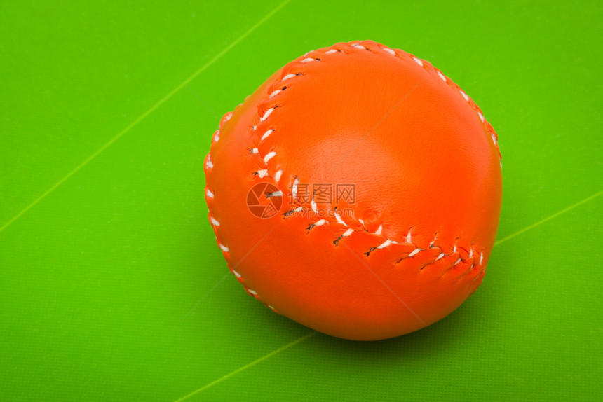 绿色背景的棒球图片