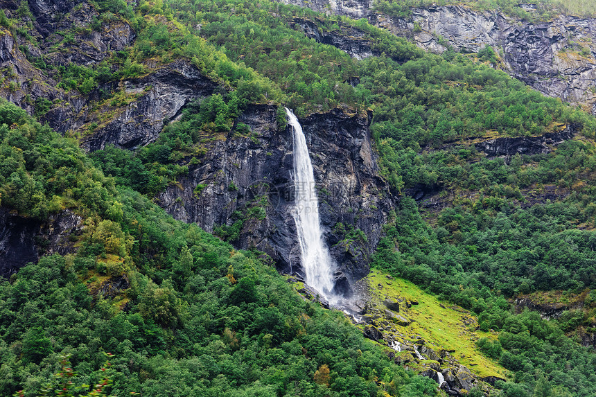 挪威美丽的瀑布景图片