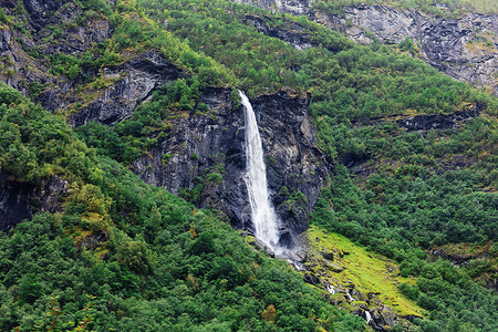 挪威美丽的瀑布景背景图片
