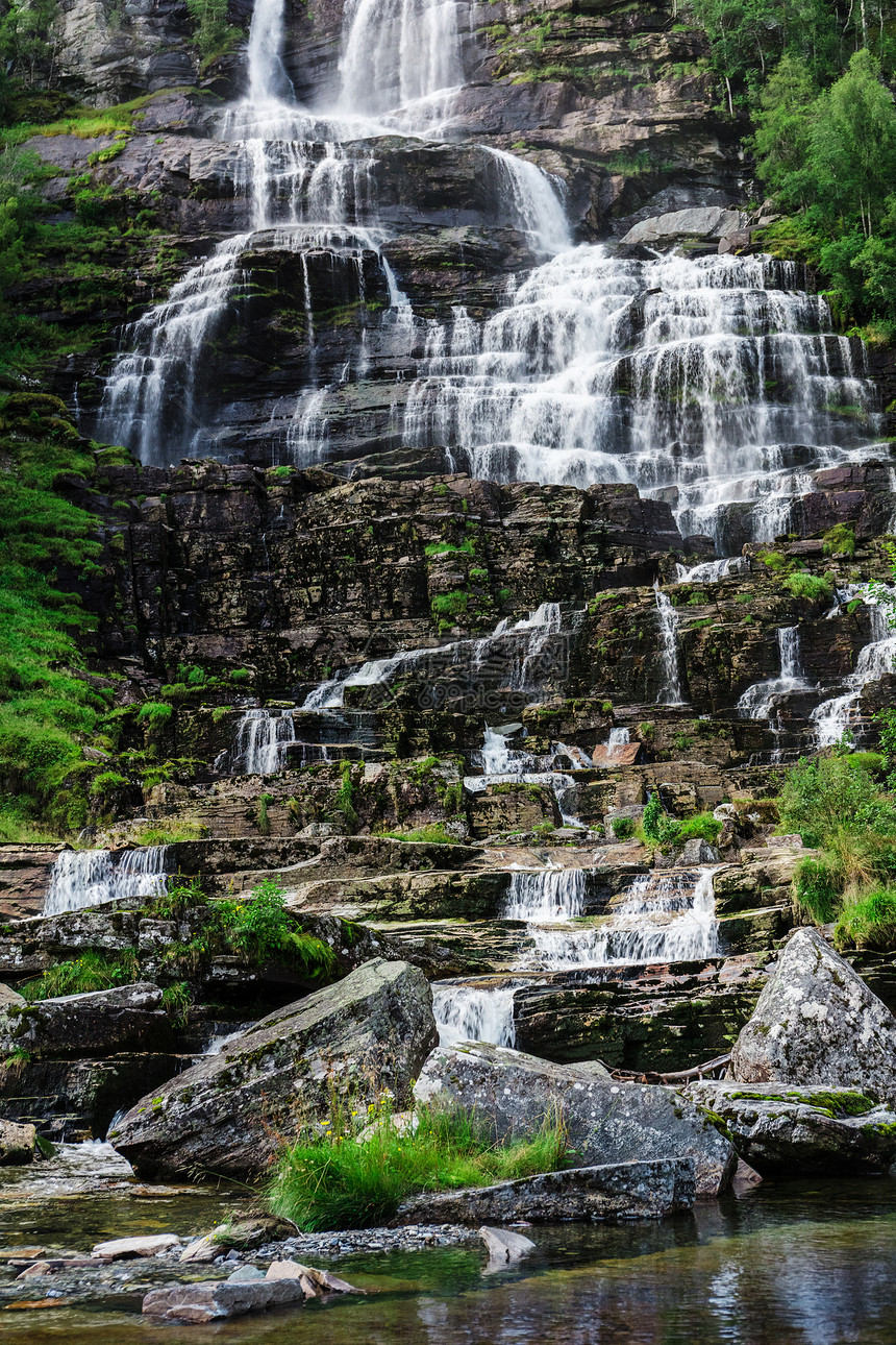 挪威沃斯附近的Tvindefossen瀑布图片