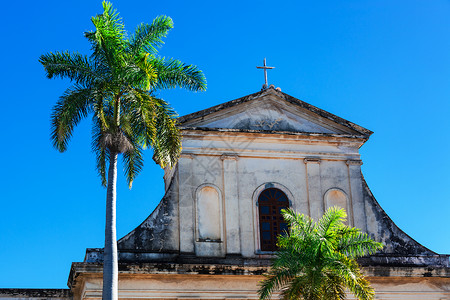 苍蓝的天上有古老教堂和椰枣树图片