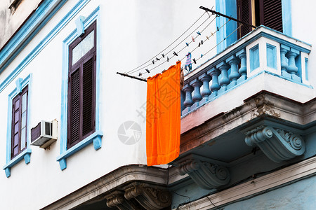 挂在阳台上的橙色毛巾图片