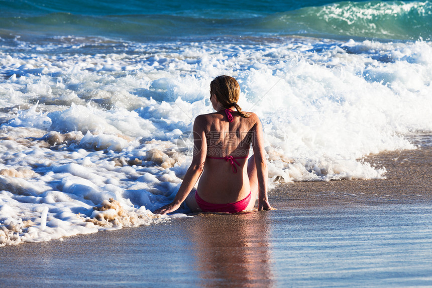 女孩在海滩上阳光明媚的一天图片