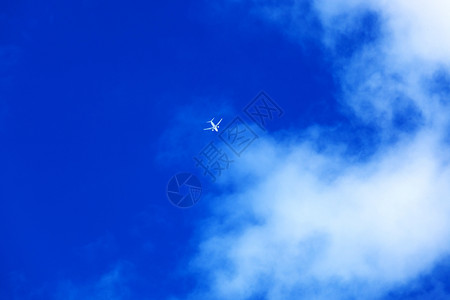 白色客机在空中飞翔图片
