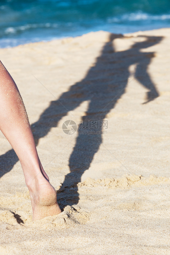 沙滩上女孩的影子图片