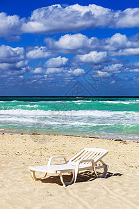 海洋背景沙滩上的甲板椅子图片