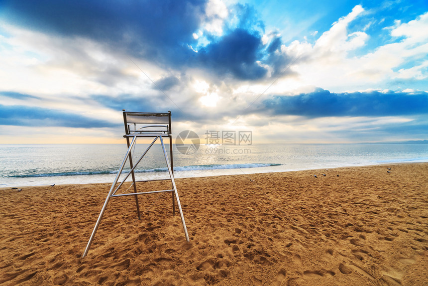 空沙滩上的救生椅图片