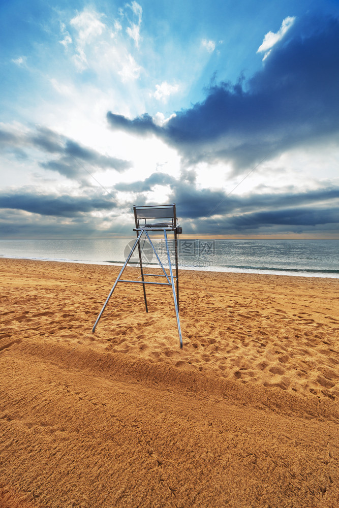 空沙滩上的救生椅图片