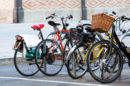 旧城的自行车泊图片
