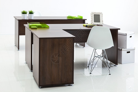 办公桌抽屉思考白色背景的办公桌和椅子背景
