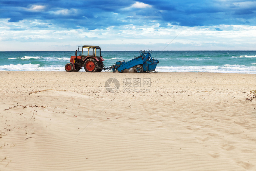 拖拉机在沙海滩上打扫图片