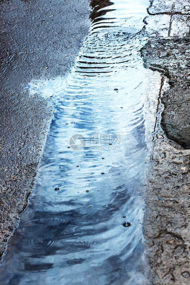 城市中人行道上的雨水图片