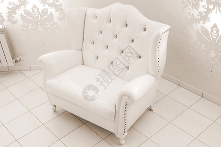 现代公寓中美丽的白色椅子背景图片
