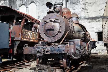 背景墙壁上的旧蒸汽机车背景图片