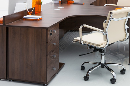 办公室桌和白皮椅图片