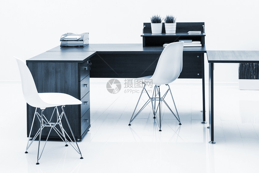 白色背景反射的桌椅和塑料图片