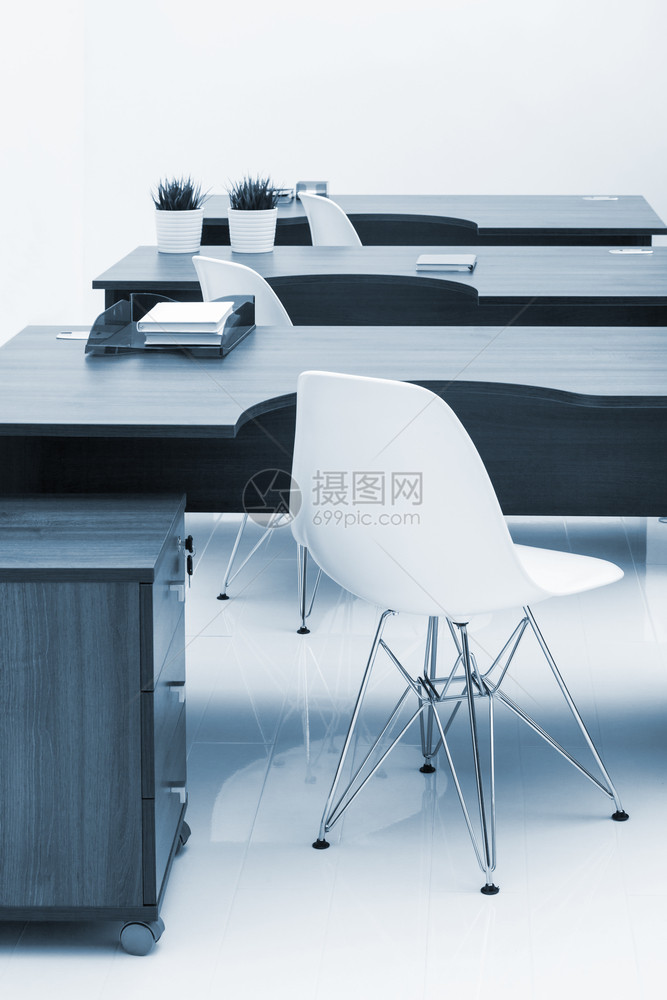办公室的木板桌和白色塑料椅图片