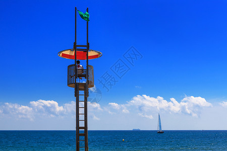 海滩上一个救生塔图片