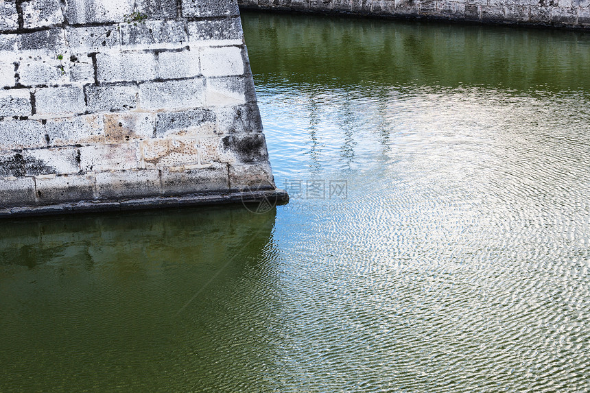 城的墙和有波纹河道图片