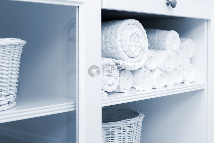 衣柜架子上的白毛巾图片