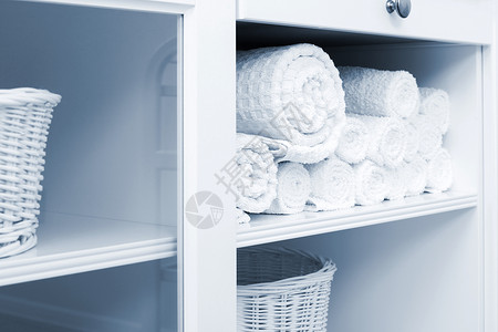 衣柜架子上的白毛巾高清图片
