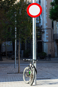 自行车和城市的路标图片