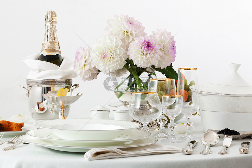 白色背景的餐盘和香槟图片