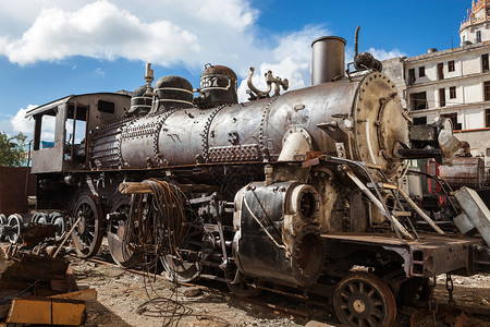 天空背景的古老和生锈蒸汽机车图片