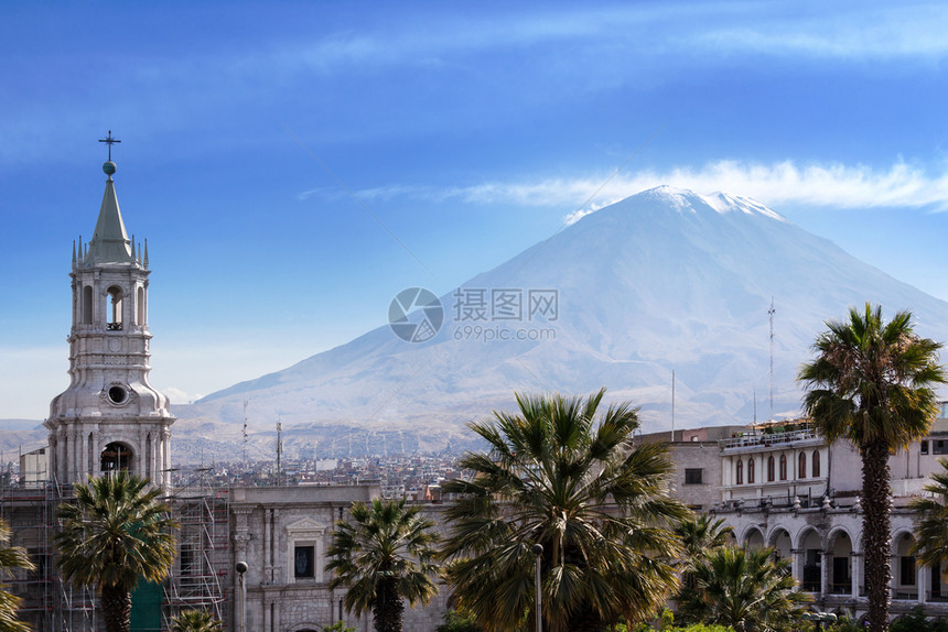 本底火山中最古老的大教堂图片