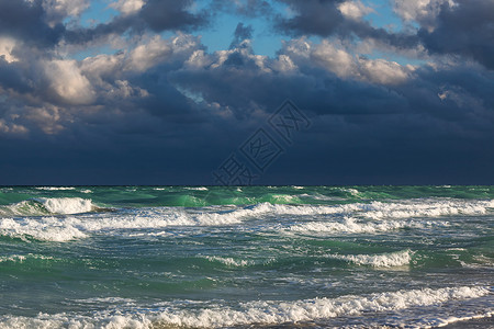 海洋波浪和风暴的天空图片