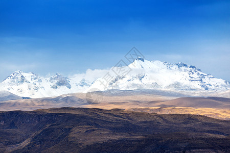 玻利维亚山脉在阳光明媚的白天山上积雪的岳背景