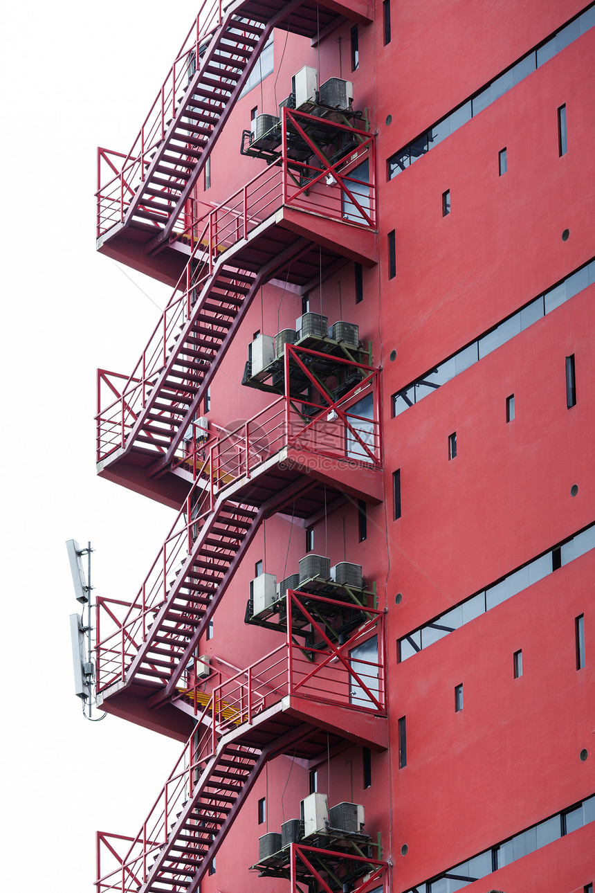 红色建筑的防火梯图片