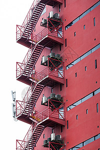 红色建筑的防火梯高清图片