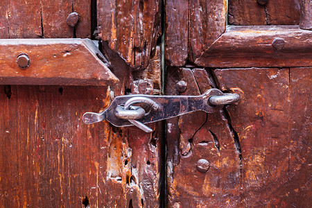 锁在门上的旧木高清图片